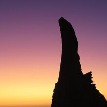 ピナクルズの奇岩の一つと夕暮れの空の色