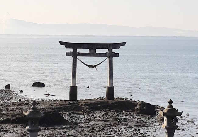 海の中に鳥居がある神社