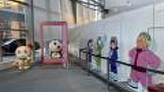 カフェやショップもあります。