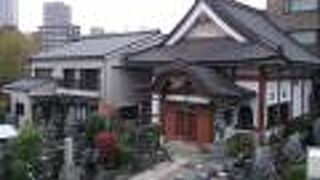 均整のとれた屋根の美しい本堂