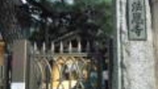 近代的な造りの本堂