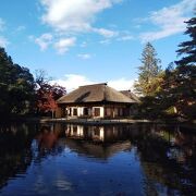 有備館と庭園のコントラストが美しい