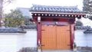 樹木に囲まれた静かな雰囲気のお寺