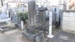 墓石はしっかりと名前が太い字体で刻まれていました