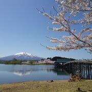 岩木山を背景に見れるアーチ橋