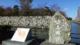 石碑が建てられています