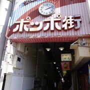 旅行気分を感じられる商店街