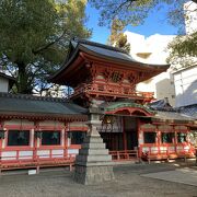 奈良「春日大社」を彷彿させる朱塗りの社殿