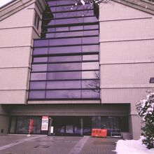 わりと目を引きやすい印象的な建物。