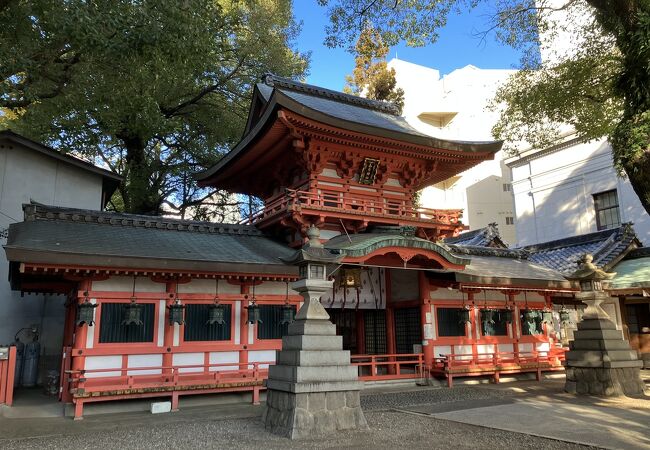 奈良「春日大社」を彷彿させる朱塗りの社殿