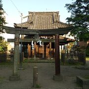 横須賀線線路沿いに鎮座している小さな神社