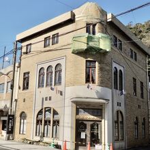 １階のアーチの窓とステンドグラスが素敵