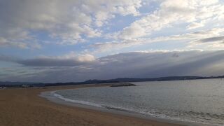 付近に芝生広場もある為、利便性が高い海水浴場です