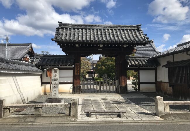 信長とゆかりの深い清玉上人により開かれた寺院