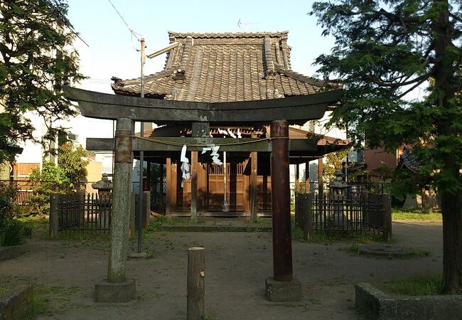 横須賀線線路沿いに鎮座している小さな神社