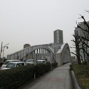 日本中が紀元二千六百年の祝賀ムードに沸いた昭和15年に完成した可動橋。
