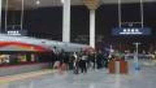 入場ゲート前には中国料理の飲食店と、マクドナルド、ケンタッキーがありますが、遅い時間まで営業しているのはマクドナルドです。