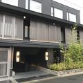 西本願寺に近く、堀川から一本入った道に面したホテル