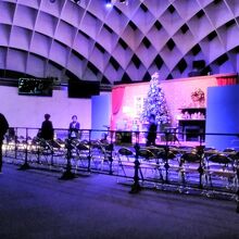 球体展望室「はちたま」の内部です　クリスマスイベント準備中
