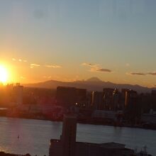 サンライズ風景と夕焼けの富士山