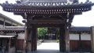 歴史を感じる山門