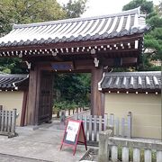 静かな雰囲気の寺院