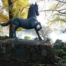 名馬池月の像 