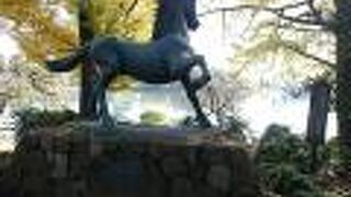 洗足池のほとりにあります