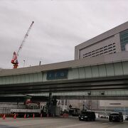 橋の上には高速道路が