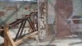 窓から見える建物内部の煉瓦が素敵です