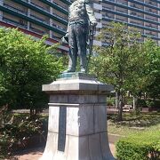 公園内に榎本武揚の全身銅像が立っています