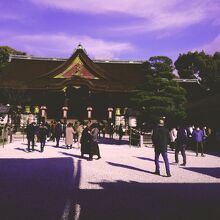 広い境内も受験シーズンは賑わう。