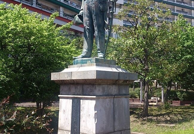 公園内に榎本武揚の全身銅像が立っています