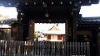 商売繁盛の神として祇園の人々が参拝しています。