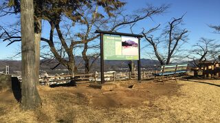 市街地を一望できる　丘の上の公園。