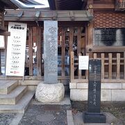 下谷神社の門前に石碑が立っています　