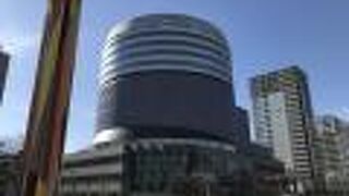 円形のデザインと薄い紫色の外壁がとても印象的