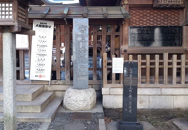 下谷神社の門前に石碑が立っています　