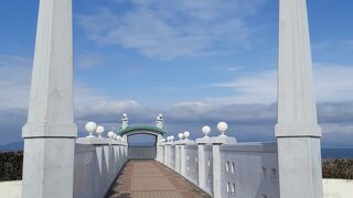 海沿いの道の駅、温泉や展望台もある