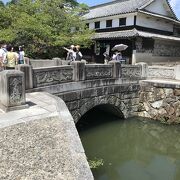 大原美術館と旧大原邸とを結ぶように倉敷川に架かる橋