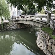 太鼓橋が倉敷川の柳とよくマッチ