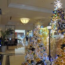 お店の前の広場　クリスマスモード一色