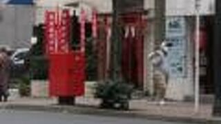 ビルの谷間の狭小地に、赤い鳥居とのぼり旗が立っており、小さいながらも存在感がありました。