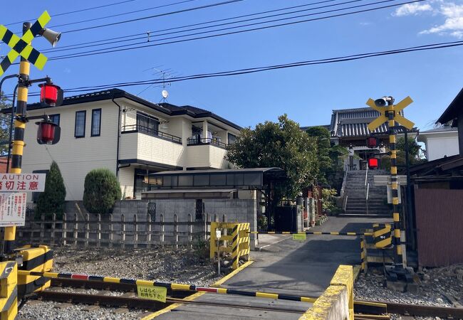 秩父鉄道の踏切越しからの光景