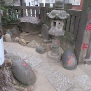 狭い境内に、「さし石」と赤い文字が刻まれた楕円形の石がいくつかおかれていました。
