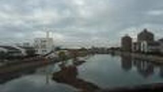 下流では丸亀市街地を流れる