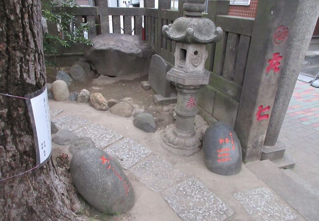 狭い境内に、「さし石」と赤い文字が刻まれた楕円形の石がいくつかおかれていました。