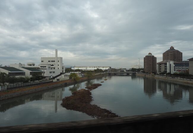 下流では丸亀市街地を流れる