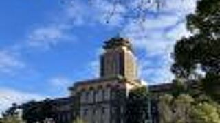 聳える時計塔の上に「四方睨みの鯱」