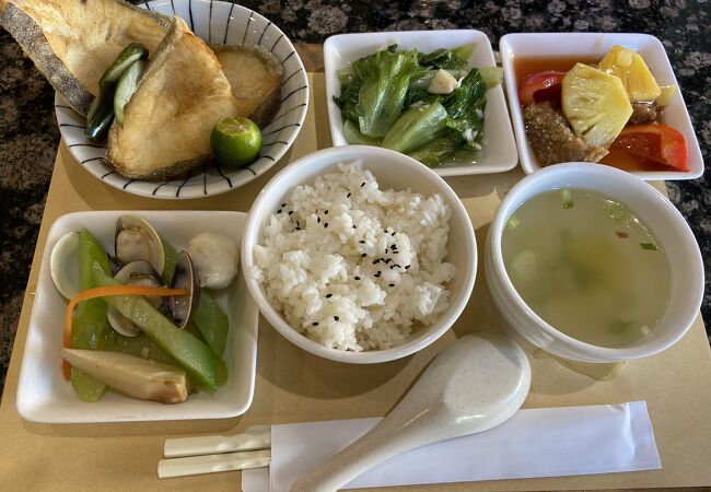 アンバサダーホテルの向かいのカフェ